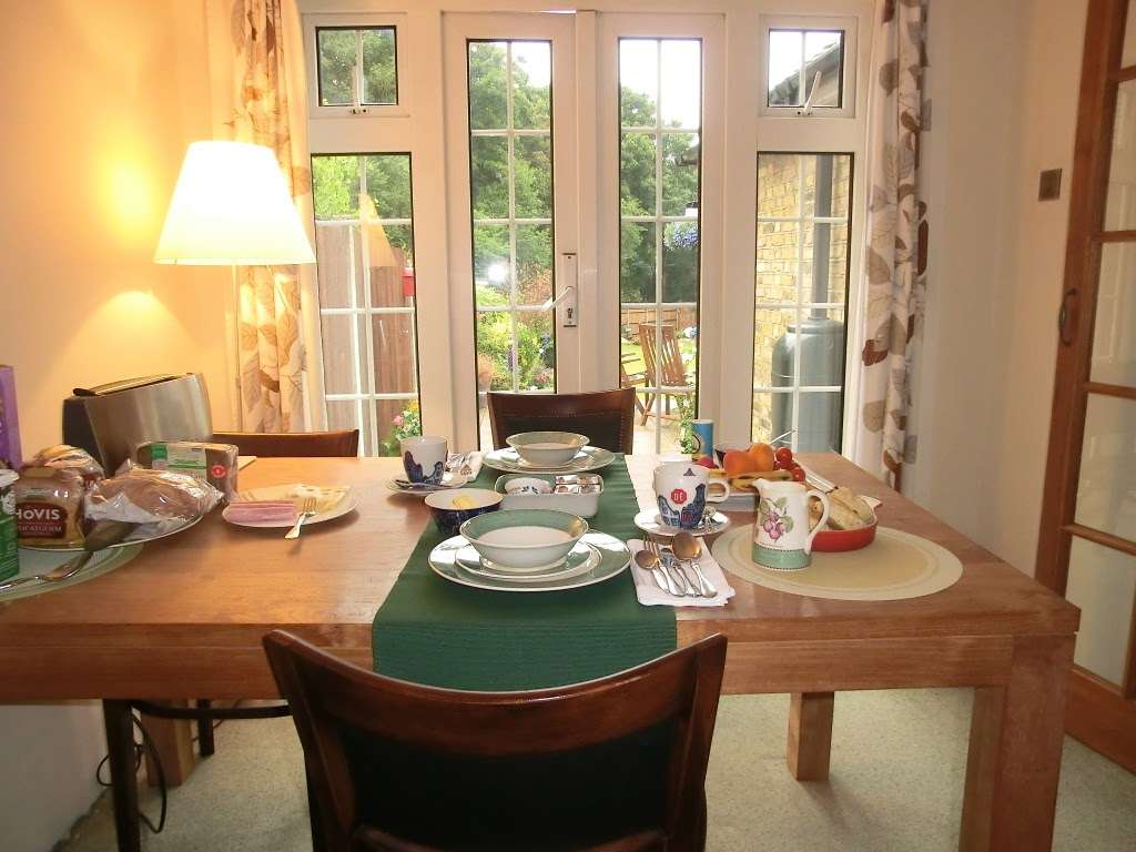 No.10 Bed & Breakfast | 10 Woodgers Grove, Swanley BR8 7LJ, UK | Phone: 01322 586027