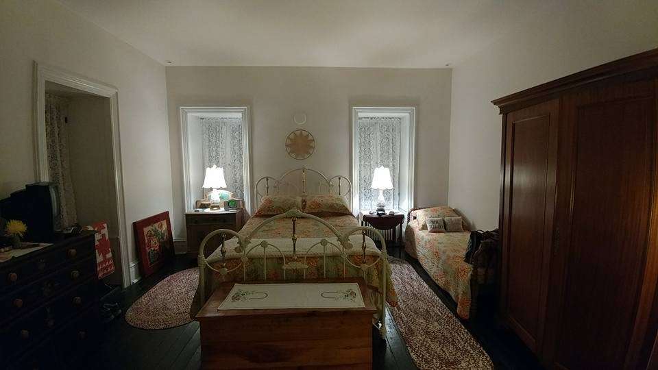 Manor Inn Bed and Breakfast | 234 Fairfax St, Berkeley Springs, WV 25411, USA | Phone: (304) 258-1552