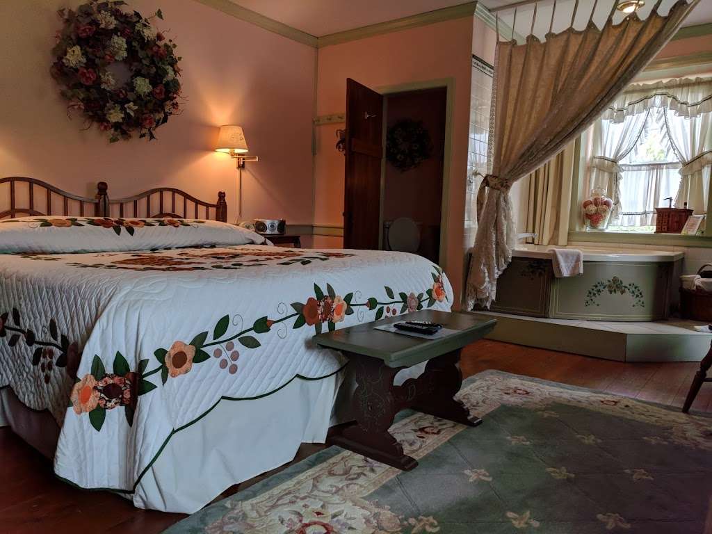 Country Hearth Bed & Breakfast | 285 W Main St, New Holland, PA 17557, USA | Phone: (717) 354-8674