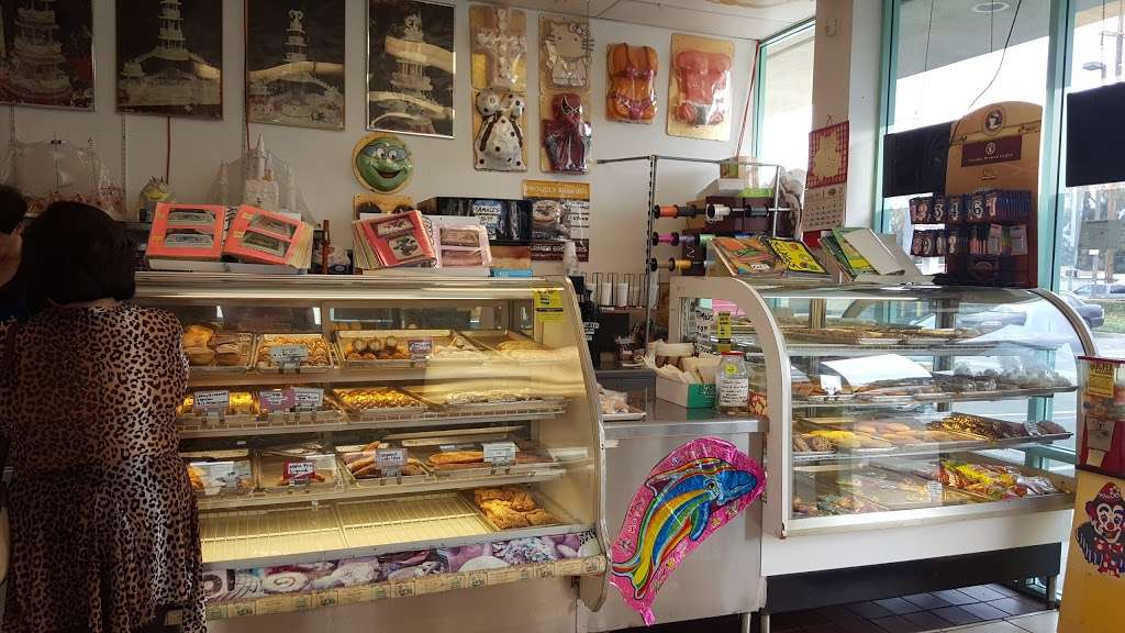 Happy Bakery & Donuts | 4550 N Lark Ellen Ave, Covina, CA 91722, USA | Phone: (626) 331-0093