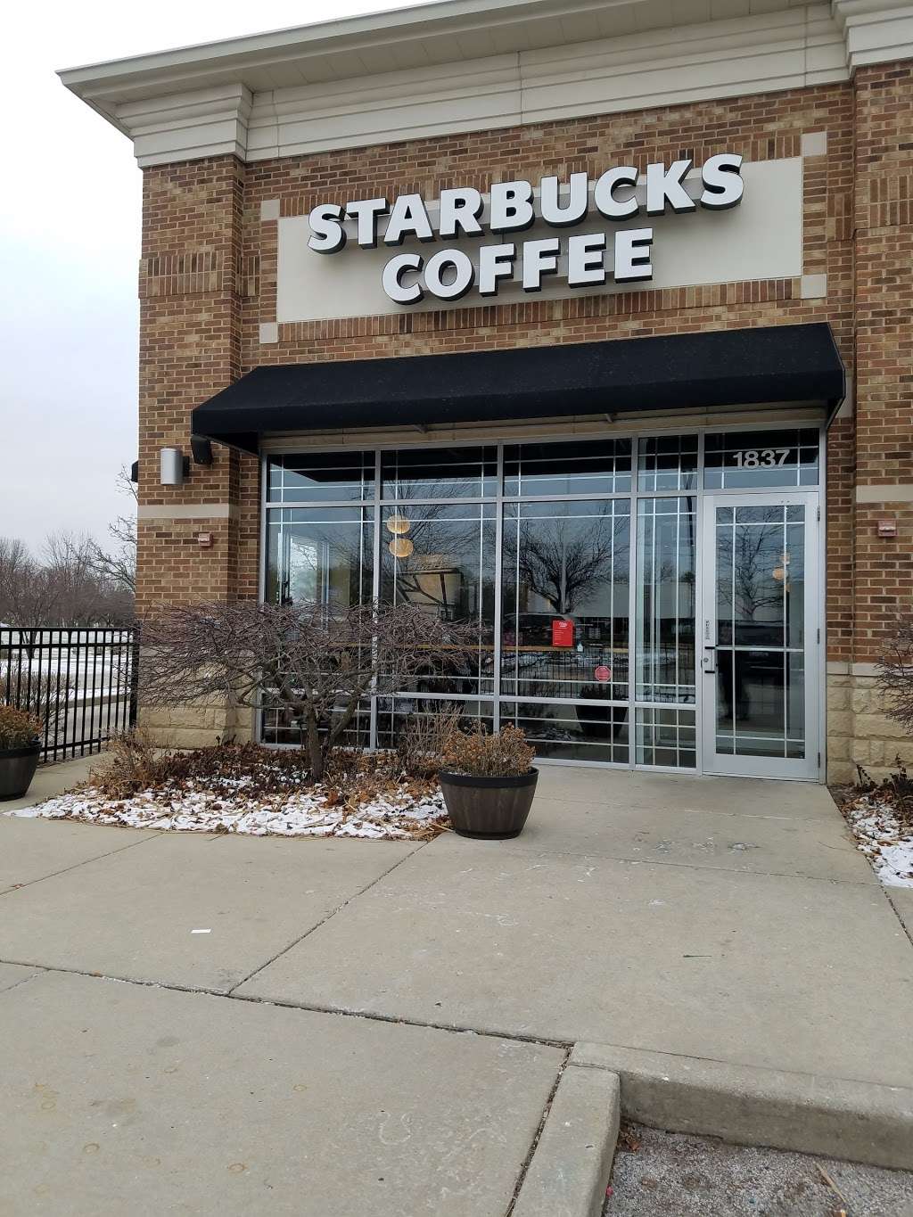 Starbucks | 1837 Irving Park Rd, Schaumburg, IL 60193, USA | Phone: (847) 923-5144