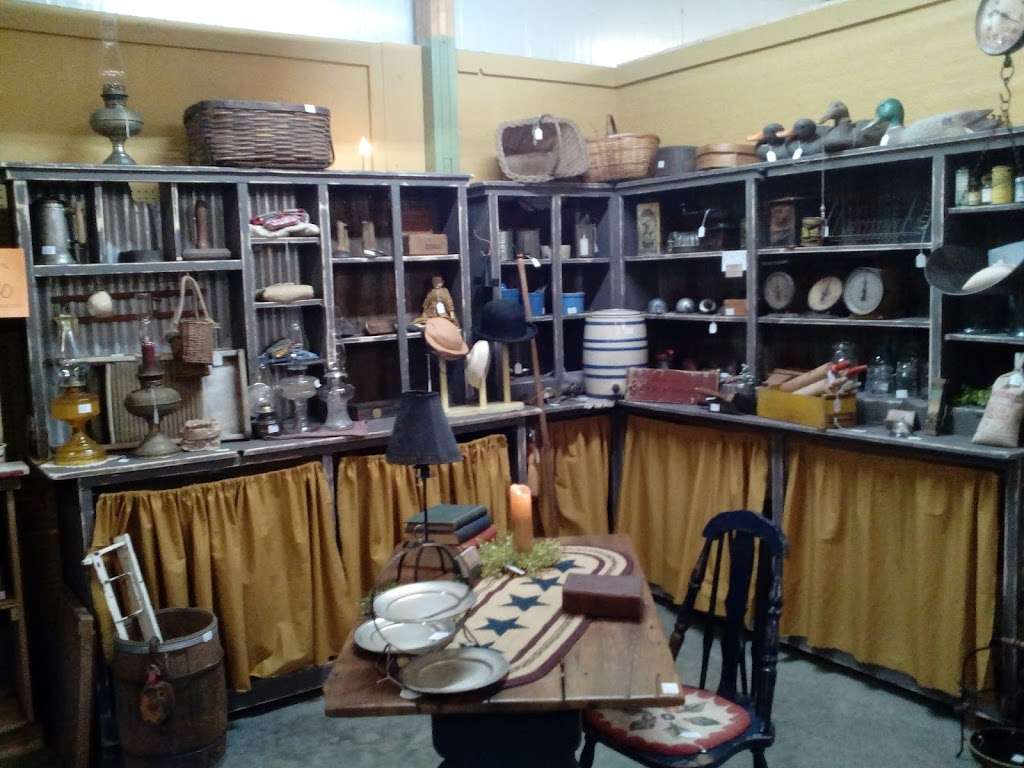 Gilleys Antique & Decorator Mall | 5789 US-40, Plainfield, IN 46168, USA | Phone: (317) 839-8779