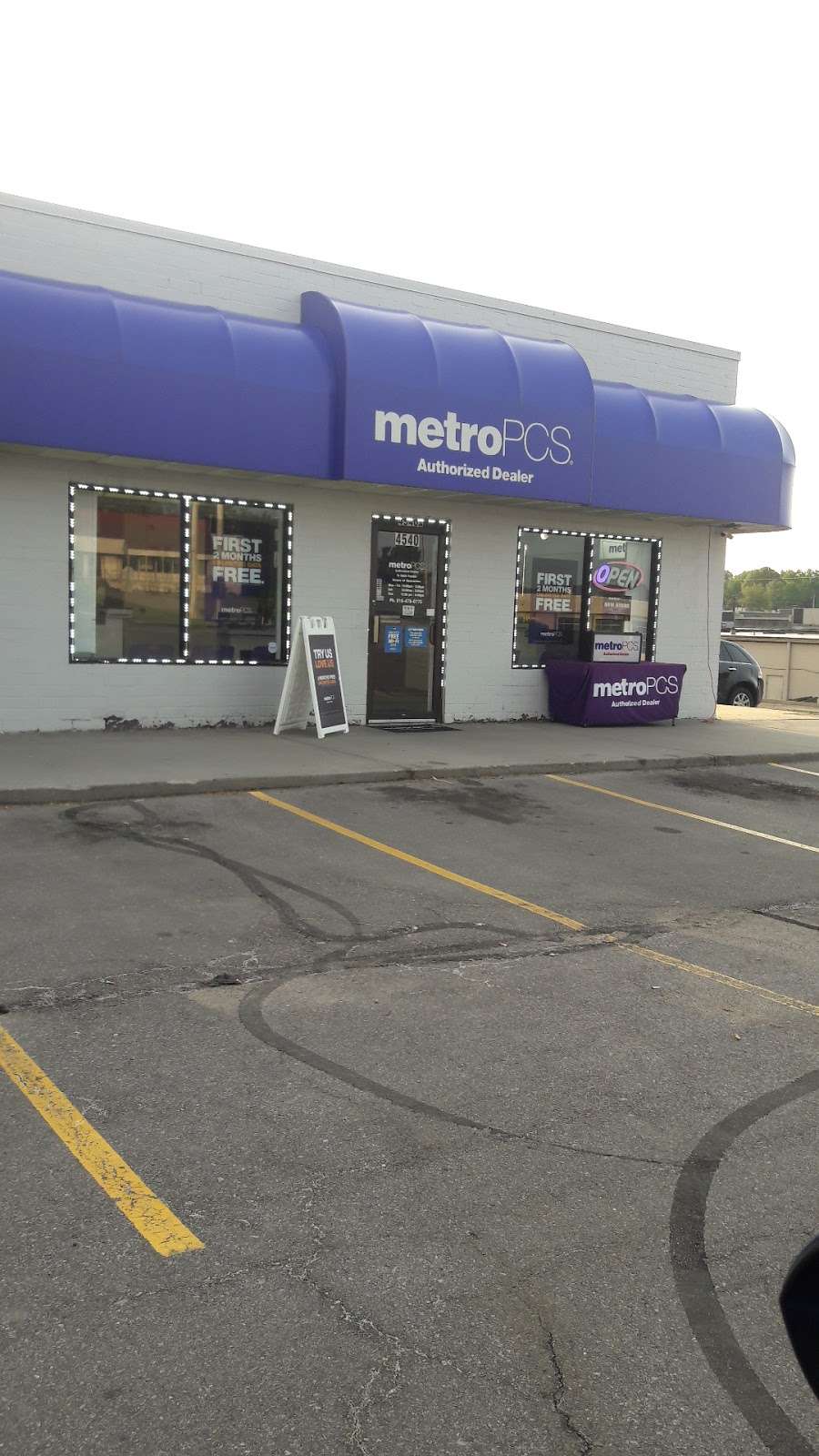 Metro by T-Mobile | 4540 S Noland Rd, Independence, MO 64055 | Phone: (816) 478-0775