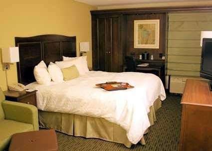 Hampton Inn Kansas City-Airport | 11212 N Newark Cir, Kansas City, MO 64153, USA | Phone: (816) 464-5454