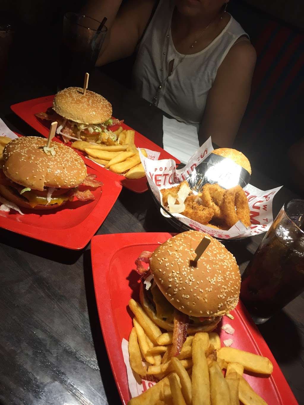 Red Robin Gourmet Burgers and Brews | 103 Chicago Ridge Mall, Chicago Ridge, IL 60415 | Phone: (708) 459-8468