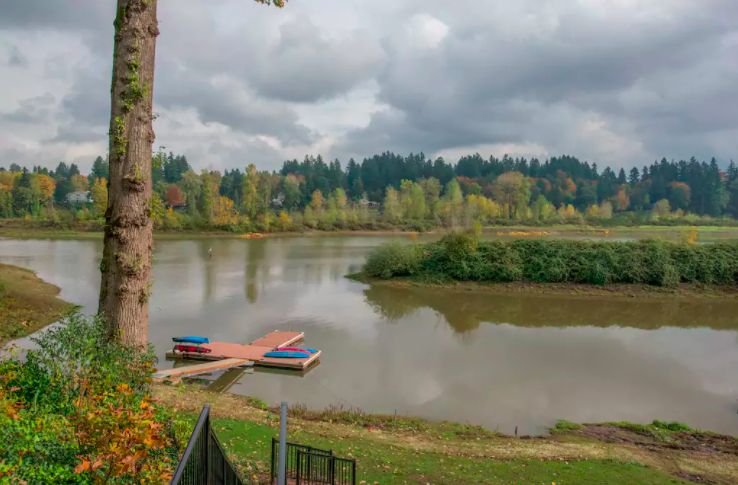 Willamette Riverfront Vacation Rental | 19030 Nixon Ave, West Linn, OR 97068, USA | Phone: (541) 633-3868