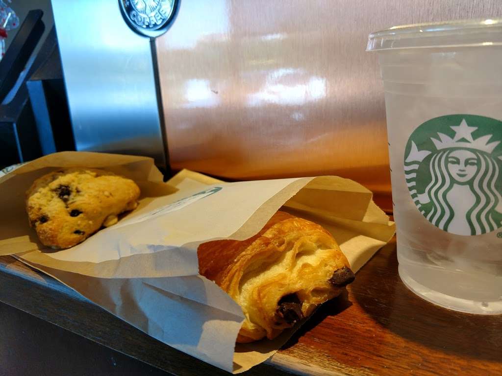 Starbucks | 125 Riverton Commons Plaza, Front Royal, VA 22630, USA | Phone: (540) 635-4679