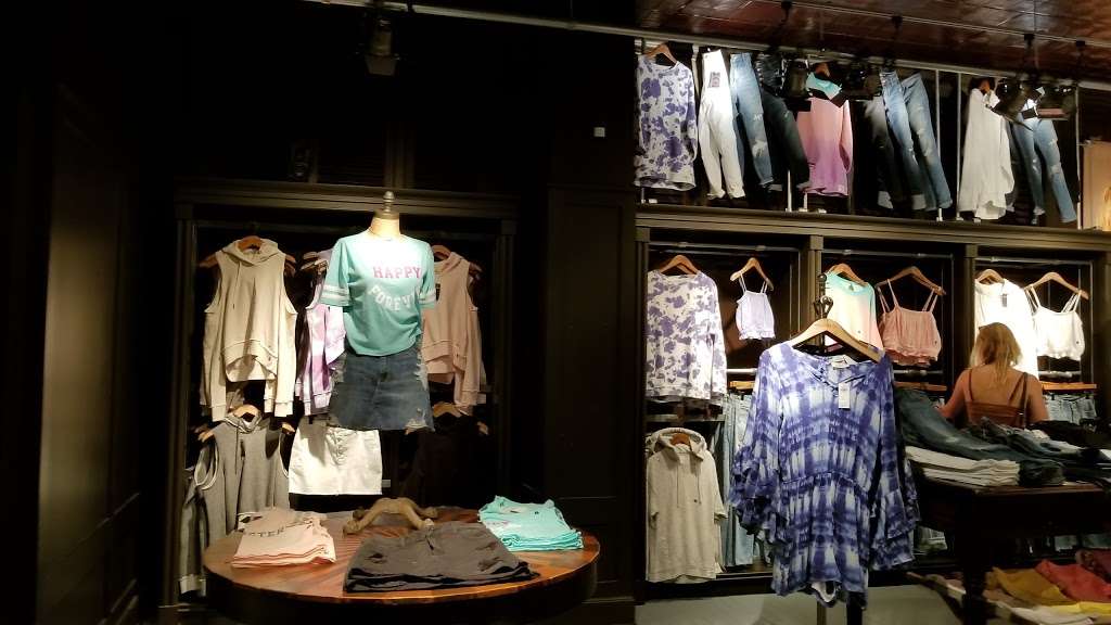 Hollister Co. | 1025 Westminster Mall, Westminster, CA 92683, USA | Phone: (714) 892-1474