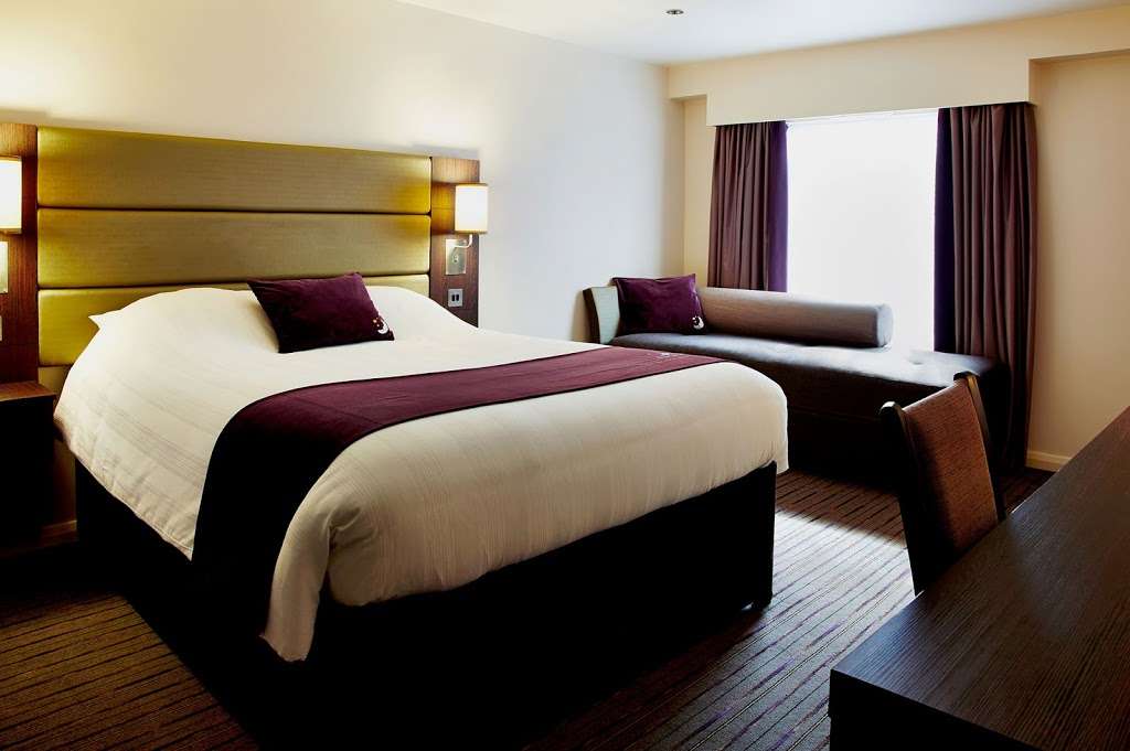 Premier Inn Sevenoaks | Hitchen Hatch Ln, Sevenoaks TN13 3BE, UK | Phone: 0333 003 0025