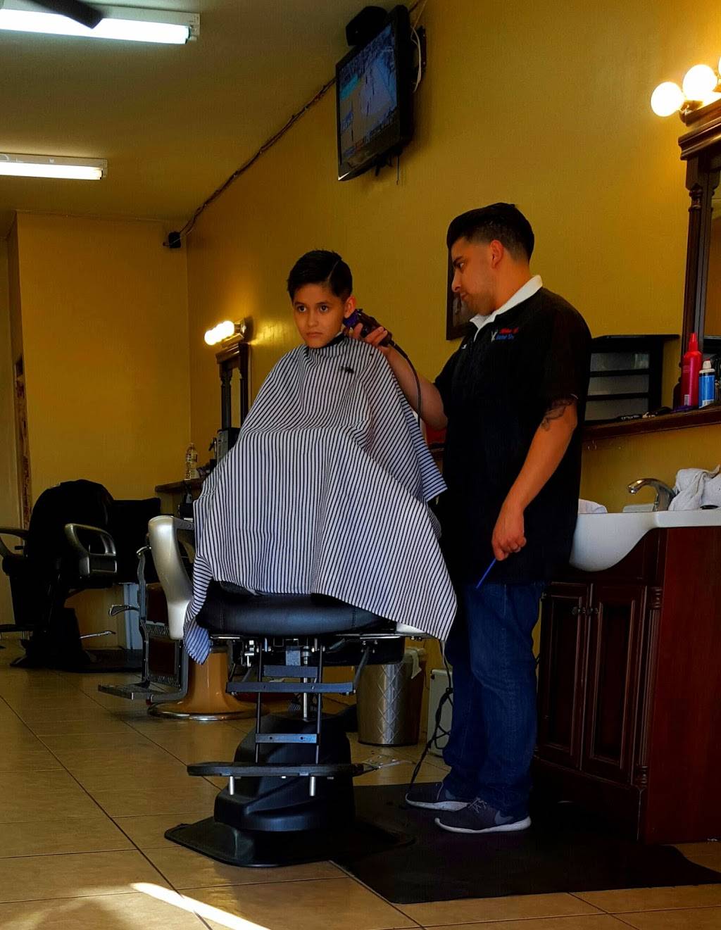 Mikeys Gs Barber Shop | 3305 S 12th Ave, Tucson, AZ 85713, USA | Phone: (520) 573-7357