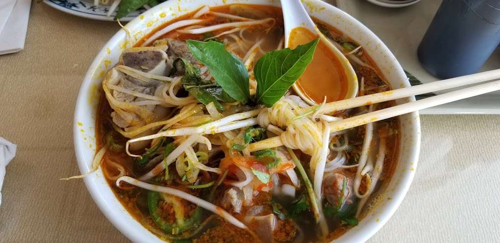 Pho Paris Restaurant | 136 Newbury St #2, Peabody, MA 01960, USA | Phone: (978) 535-8339