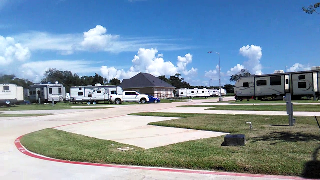 Bayou Bend RV Resort | 10220 E Freeway Service Rd, Baytown, TX 77521, USA | Phone: (281) 867-7702