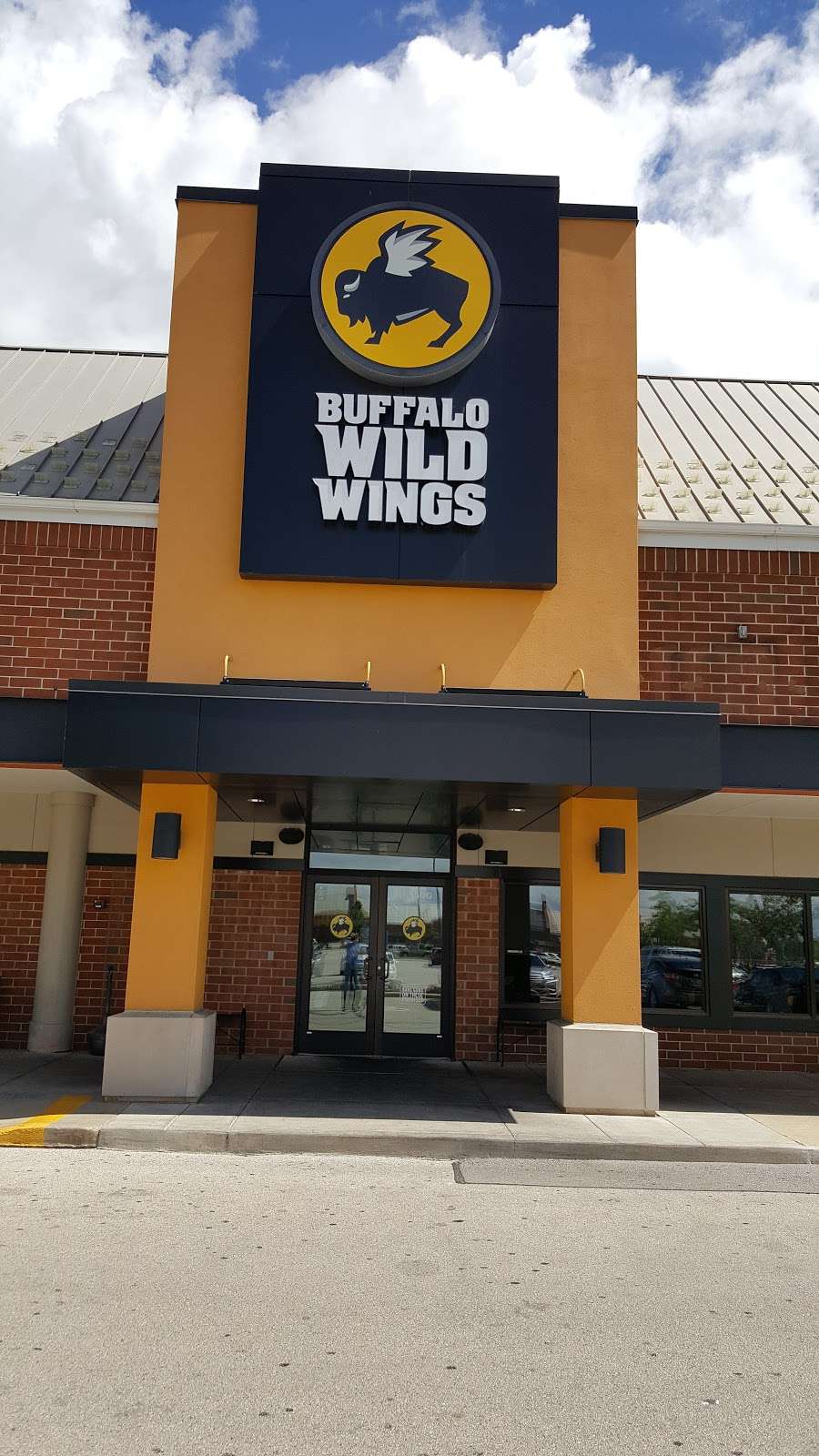 Buffalo Wild Wings | 16750 W Bluemound Rd G, Brookfield, WI 53005, USA | Phone: (262) 641-8956