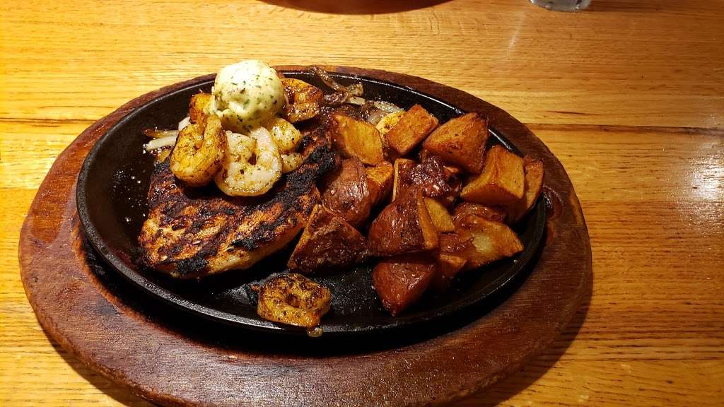 Applebees Grill + Bar | 2126 Gateway Center Dr, Belvidere, IL 61008, USA | Phone: (815) 544-0136
