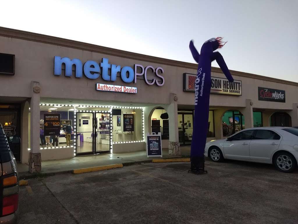 Metro by T-Mobile | 108 Dixie Dr #2, Clute, TX 77531, USA | Phone: (979) 266-9574