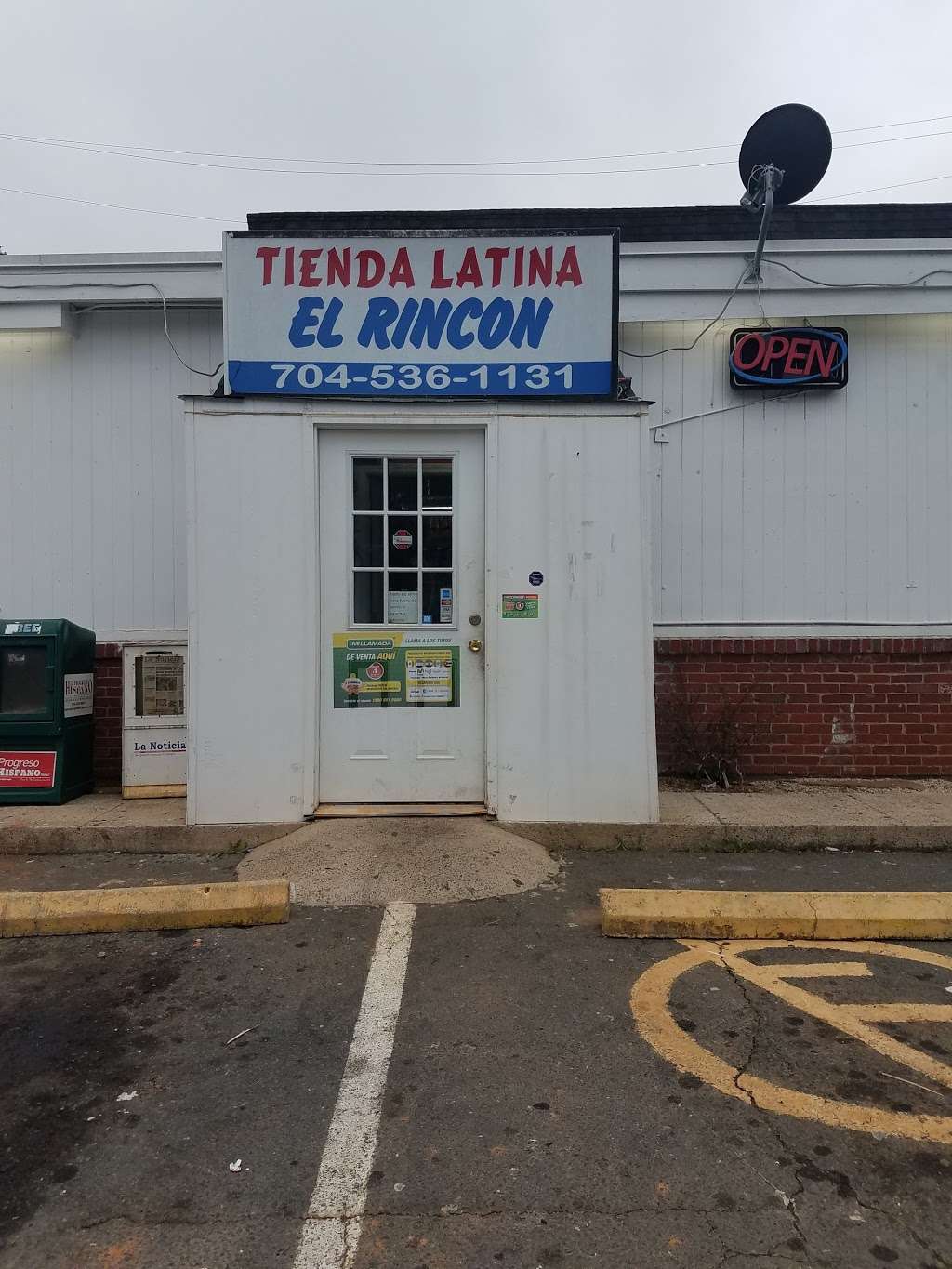 Tienda Latina El Rincon Catracho-La Centroamericana | 2125 Eastway Dr, Charlotte, NC 28205, USA | Phone: (704) 536-1131