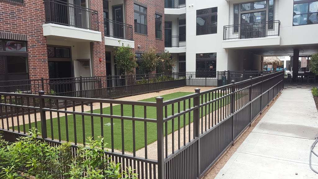 Tinsley on the Park Apartments | 919 Gillette St, Houston, TX 77019 | Phone: (713) 650-0919