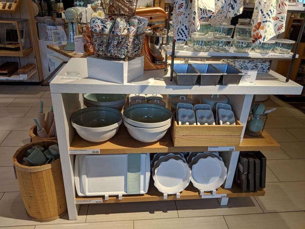 Crate and Barrel | 75 Middlesex Turnpike, Burlington, MA 01803 | Phone: (781) 270-3600