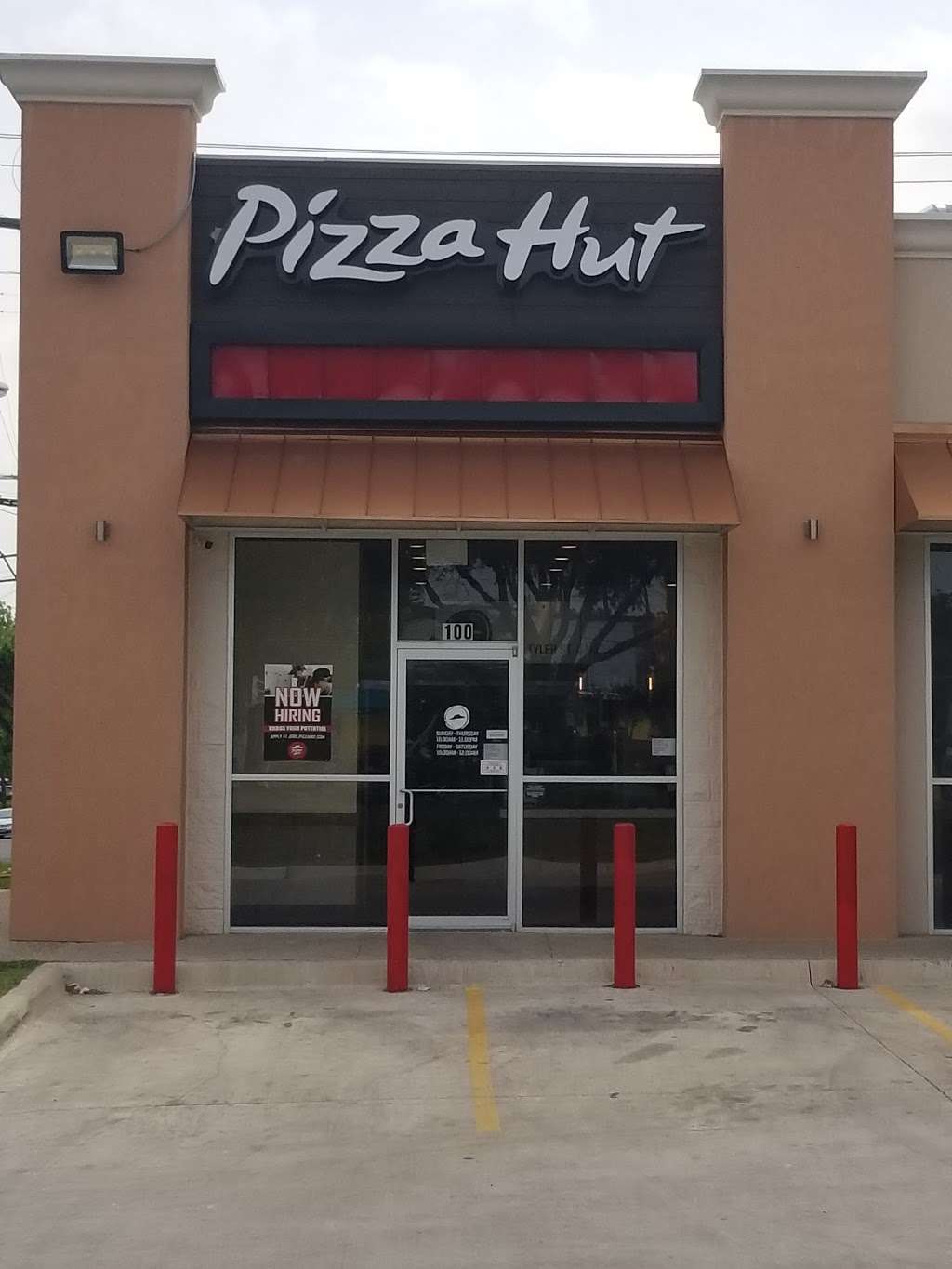 Pizza Hut | 603 S Tyler St Suite 100, Dallas, TX 75208 | Phone: (214) 948-2001