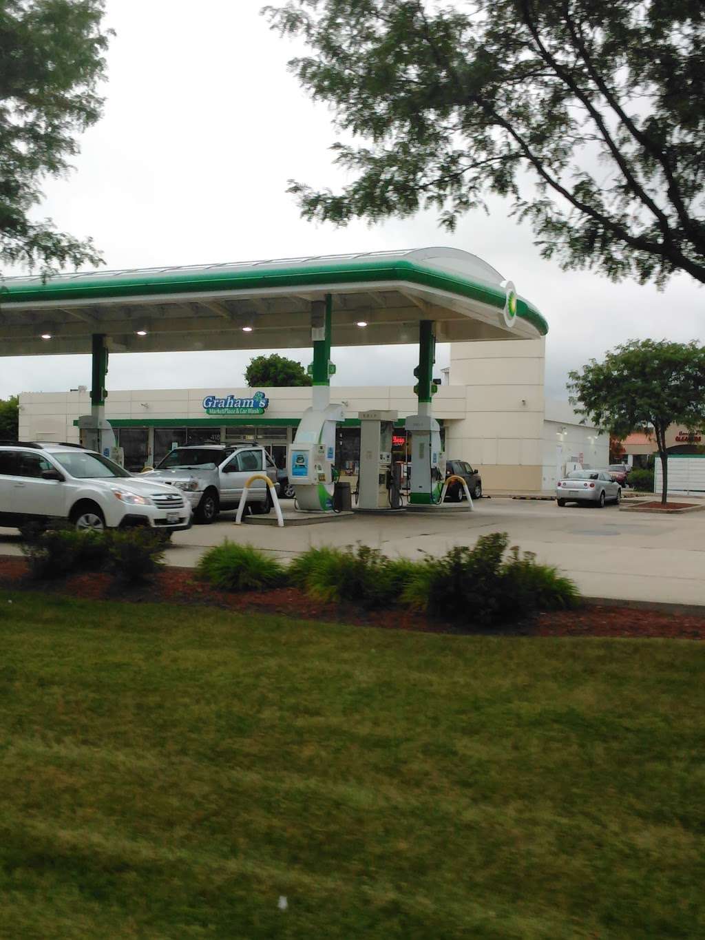 Grahams Convenience Store And Car Wash | 418 N Weber Rd, Romeoville, IL 60446, USA