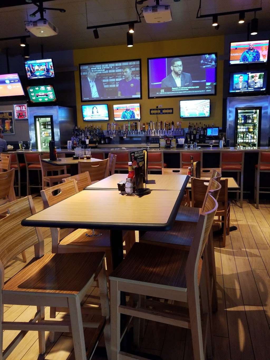 Buffalo Wild Wings | 115 SW Loop 410, San Antonio, TX 78245, USA | Phone: (210) 523-9464