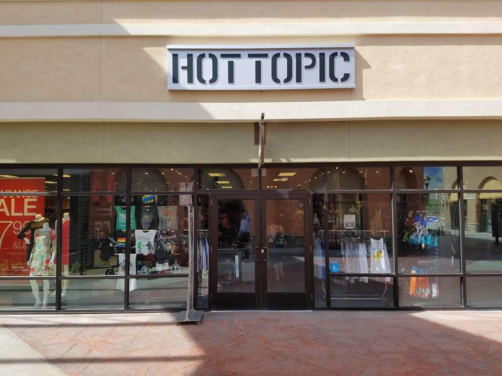 Hot Topic | 5701 Outlets at Tejon Pkwy #850, Arvin, CA 93203, USA | Phone: (661) 858-2874