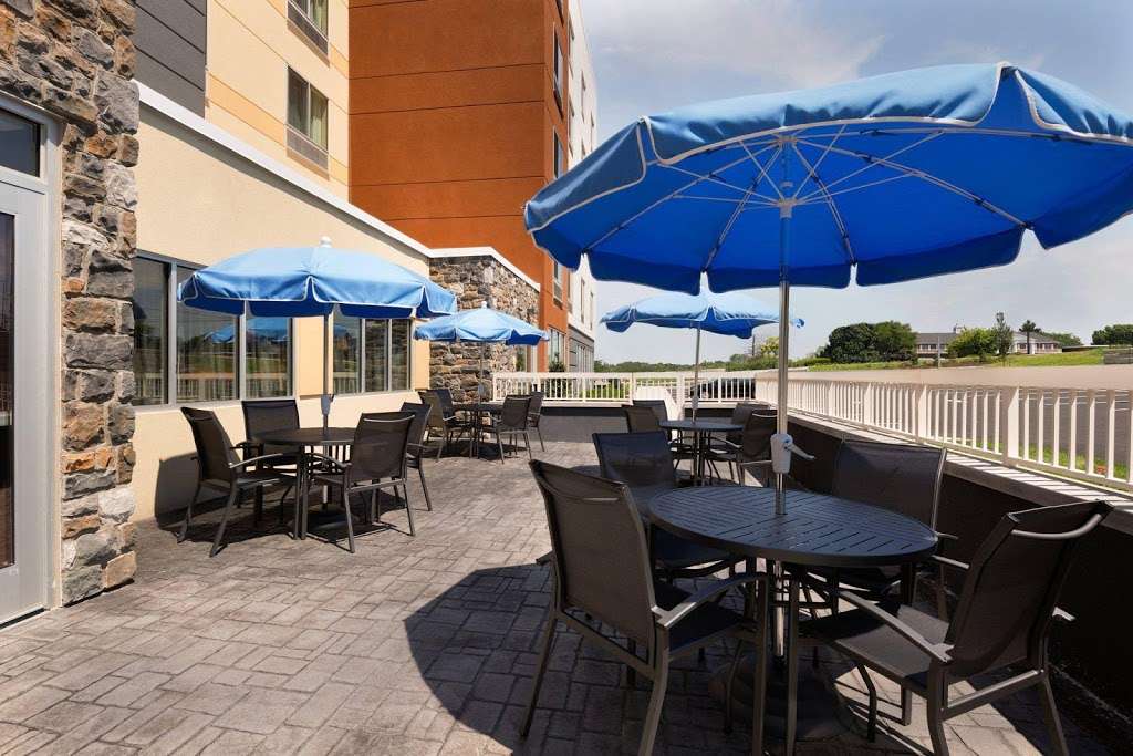 Fairfield Inn & Suites by Marriott Lancaster East at The Outlets | 2270 Lincoln Hwy E, Lancaster, PA 17602, USA | Phone: (717) 295-9100