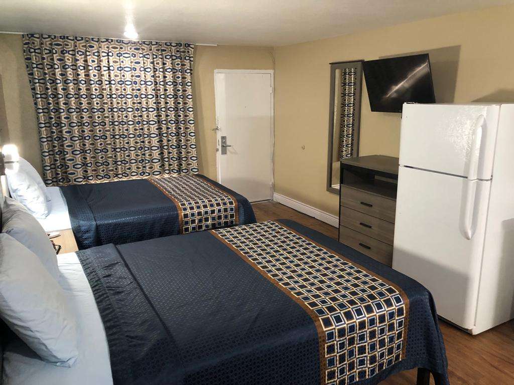 Luxury Inn & Suites East Houston | 10155 East Fwy Suite B, Houston, TX 77029, USA | Phone: (832) 582-7169