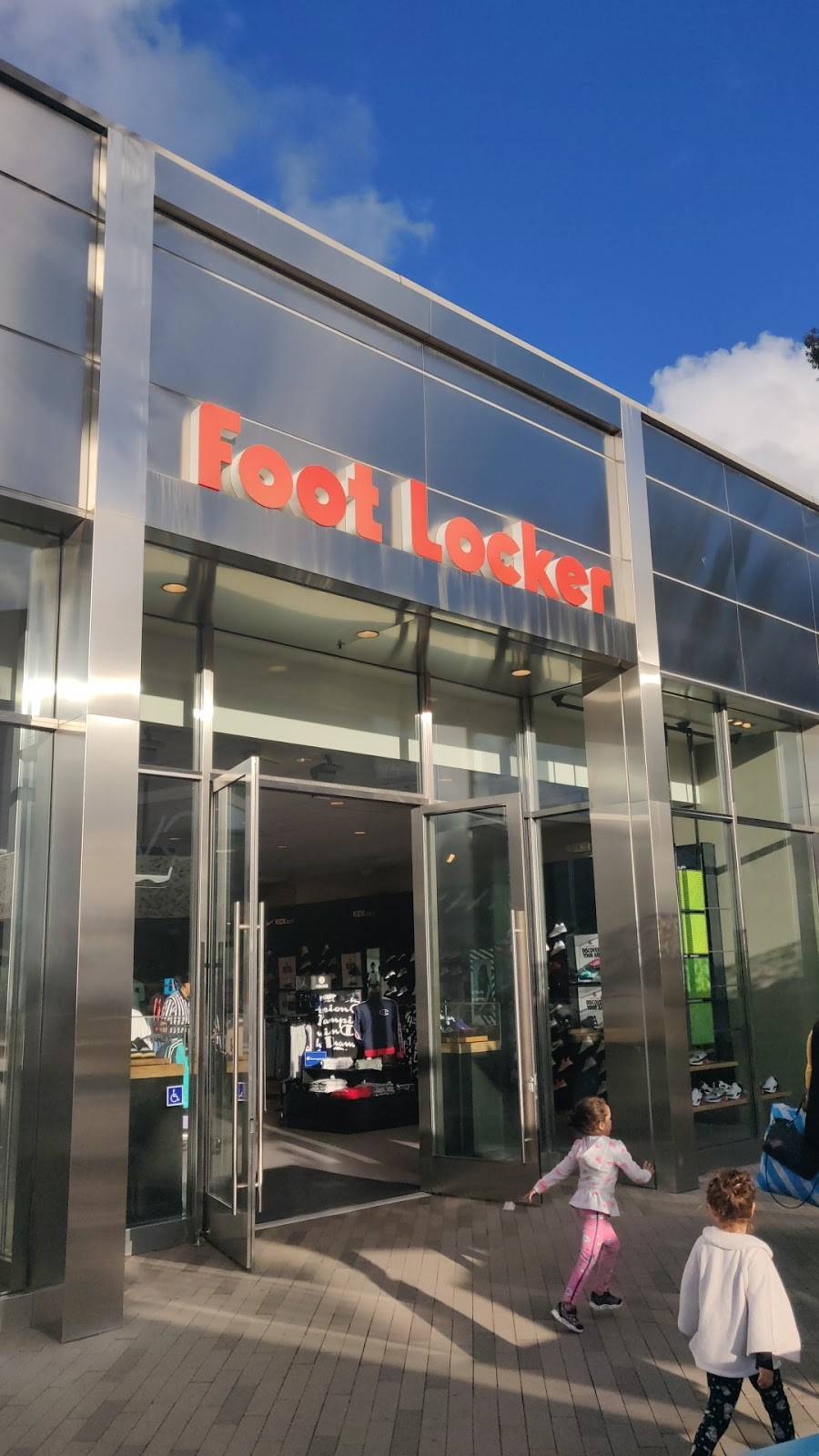 Foot Locker | 4545 La Jolla Village Dr Suite G9, San Diego, CA 92122, USA | Phone: (858) 457-4114