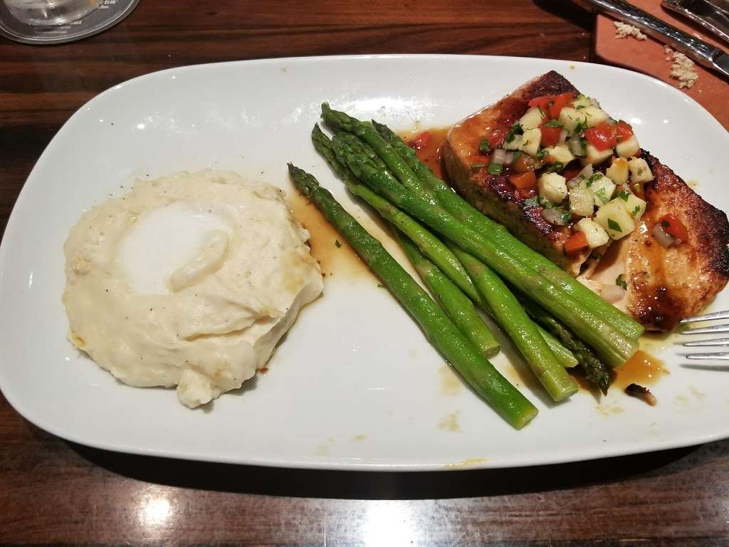 LongHorn Steakhouse | 2120 S Christopher Columbus Blvd, Philadelphia, PA 19148, USA | Phone: (215) 218-9600