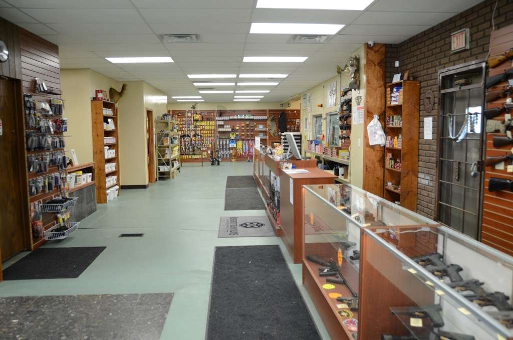 Bordertown Guns & Sport Shop | 116 Gladiolus St, Momence, IL 60954 | Phone: (815) 472-4900