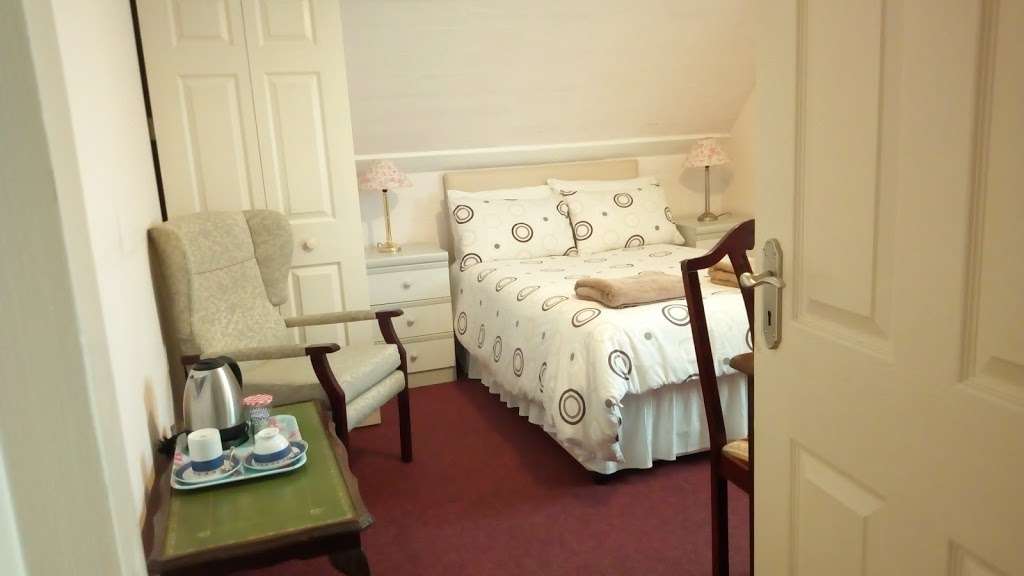 Broxbourne Bed & Breakfast | Kingsway, 19 High Rd, Broxbourne EN10 7HU, UK | Phone: 01992 462001