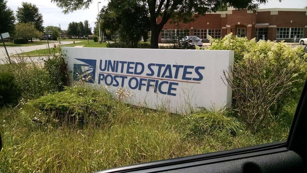 United States Postal Service | 1899 Village Center Pkwy, Montgomery, IL 60538, USA | Phone: (800) 275-8777