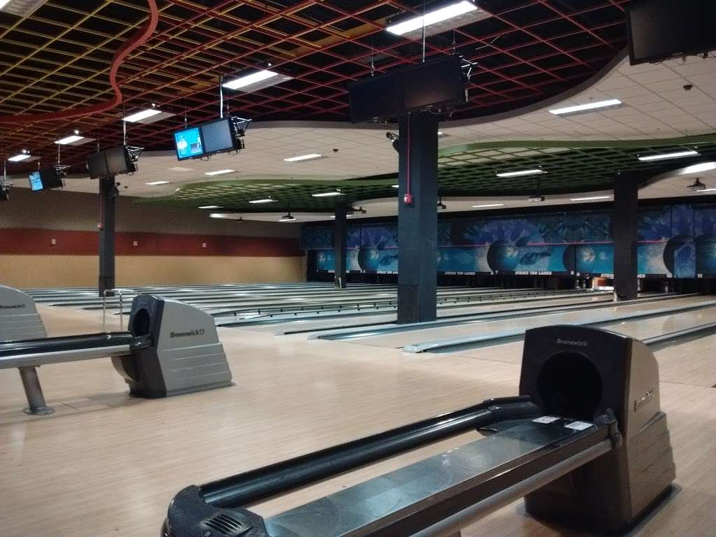 Strike Ten Lanes & Lounge | 800 E Nerge Rd, Roselle, IL 60172, USA | Phone: (630) 307-8100