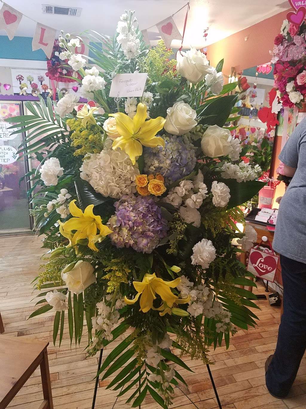 Geges Florist | 6909 Lawndale St, Houston, TX 77023, USA | Phone: (713) 921-6363