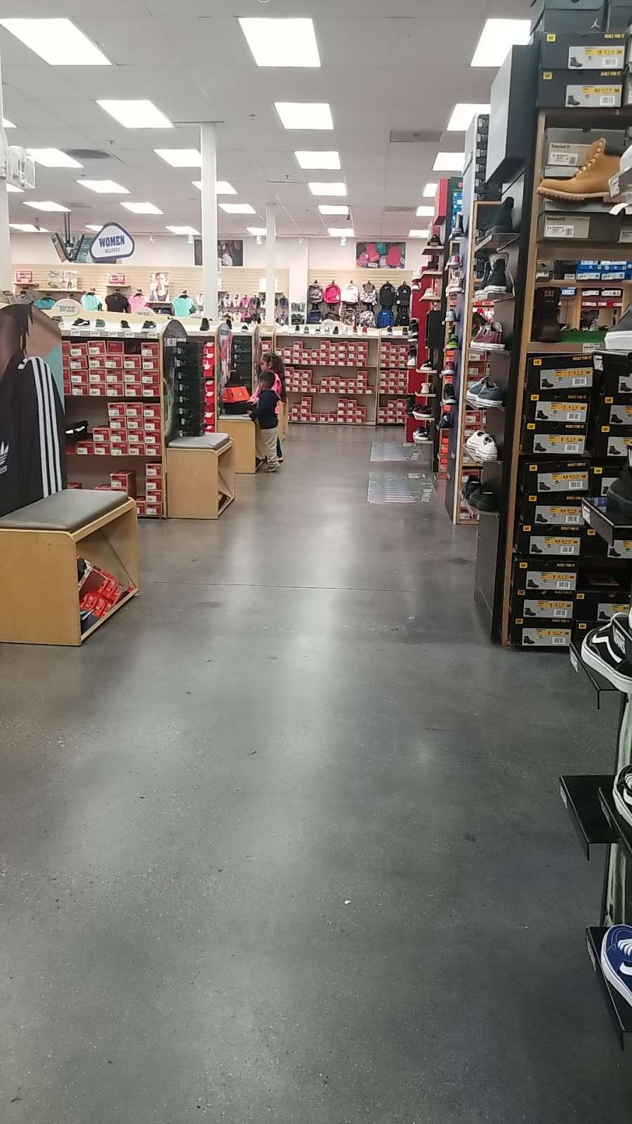 shoe warehouse on manchester and avalon