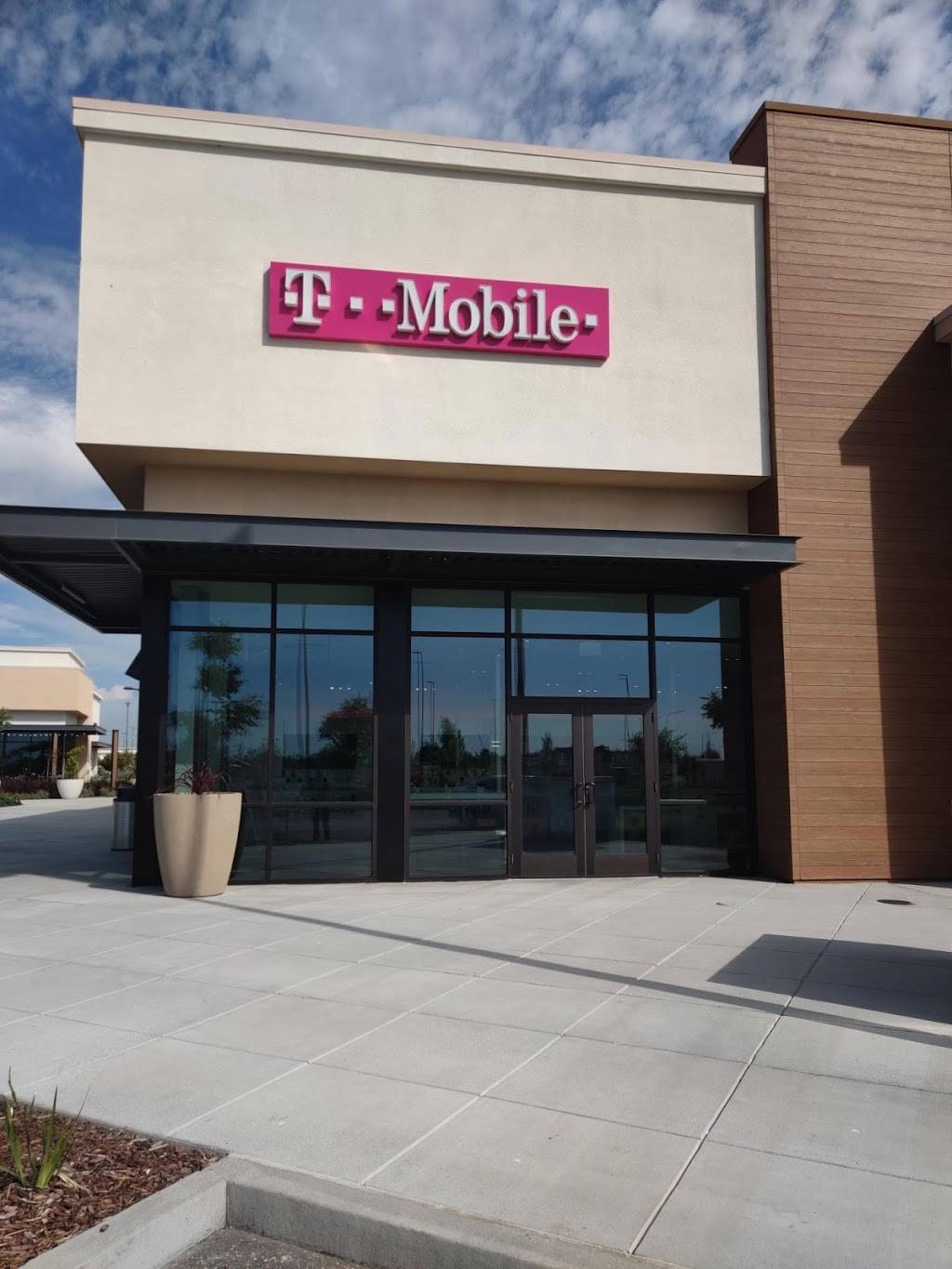 T-Mobile | 8300 Delta Shores Cir S, Sacramento, CA 95832, USA | Phone: (916) 277-8097