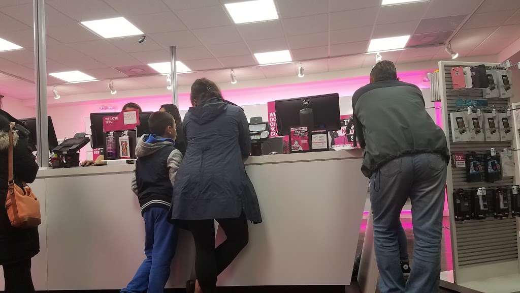 T-Mobile | 8350 W Lawrence Ave, Norridge, IL 60706, USA | Phone: (708) 395-5360