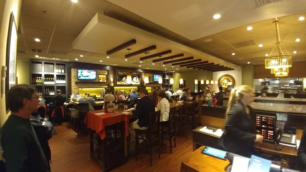 Carrabbas Italian Grill | 4675 St Johns Pkwy, Sanford, FL 32771, USA | Phone: (407) 323-7868