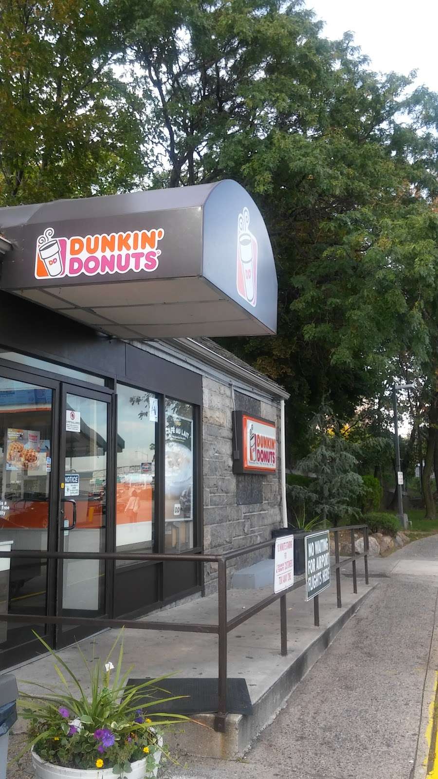 Dunkin Donuts - cafe  | Photo 4 of 10 | Address: 10702 Grand Central Pkwy, East Elmhurst, NY 11369, USA | Phone: (718) 397-8283
