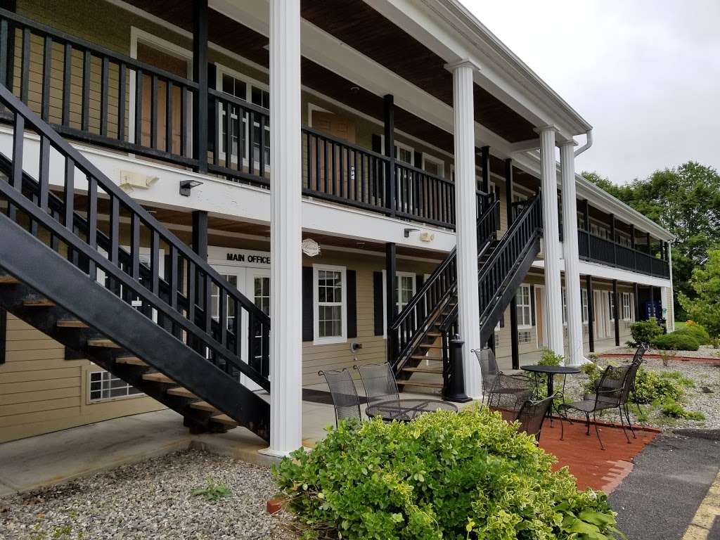 Newbury Inn Hotel | 1030 Federal Rd, Brookfield, CT 06804, USA | Phone: (203) 775-0220