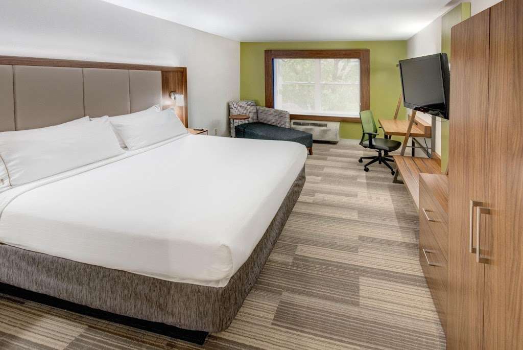 Holiday Inn Express & Suites Woodbridge | 874 US-1, Avenel, NJ 07001, USA | Phone: (732) 726-1900