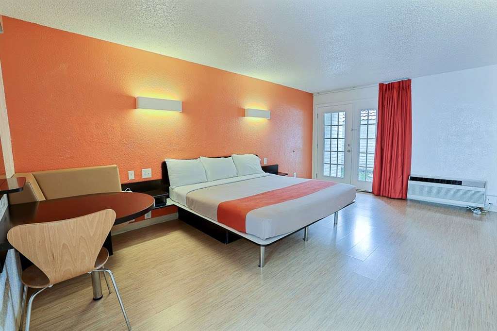 Motel 6 Dallas - Addison | 4325 Belt Line Rd, Addison, TX 75001, USA | Phone: (972) 386-4577