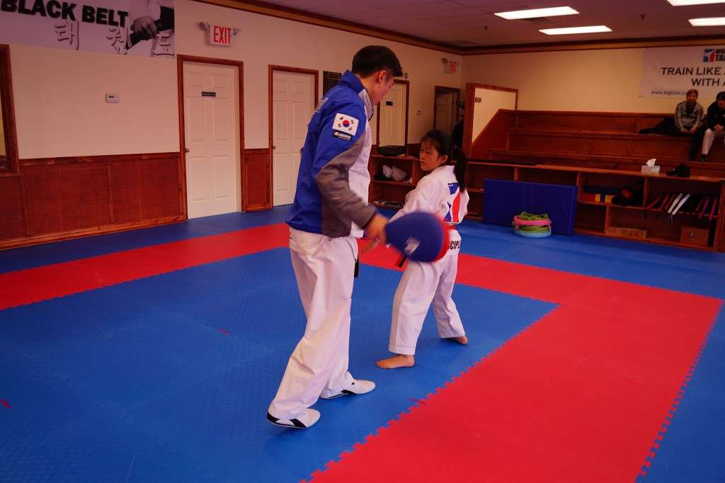 World Champion Taekwondo | 28 CT-39, New Fairfield, CT 06812 | Phone: (203) 746-5422