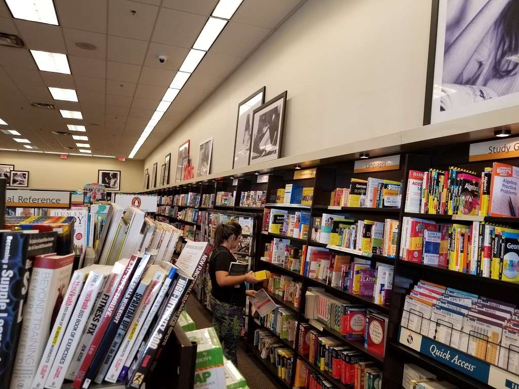 Books-A-Million | 2605 W Osceola Pkwy, Kissimmee, FL 34741, USA | Phone: (407) 552-0077