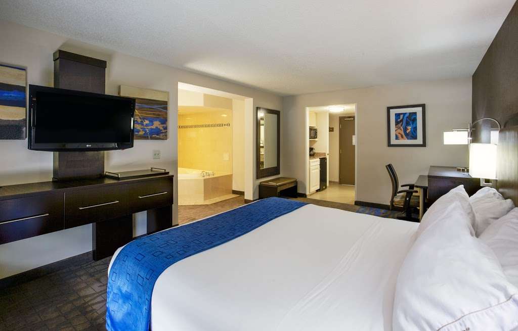 Holiday Inn Express & Suites Meadowlands Area | 100 Paterson Plank Rd, Carlstadt, NJ 07072, USA | Phone: (201) 460-9292