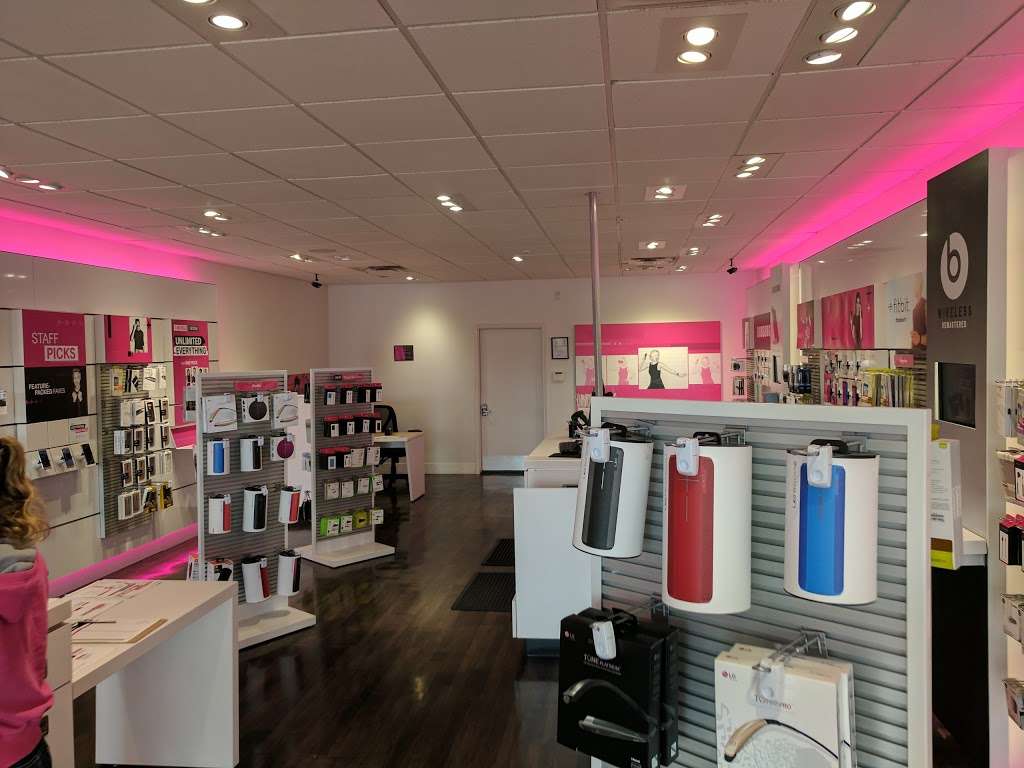 T-Mobile | 17408 Northwest Fwy, Jersey Village, TX 77040, USA | Phone: (713) 856-8352