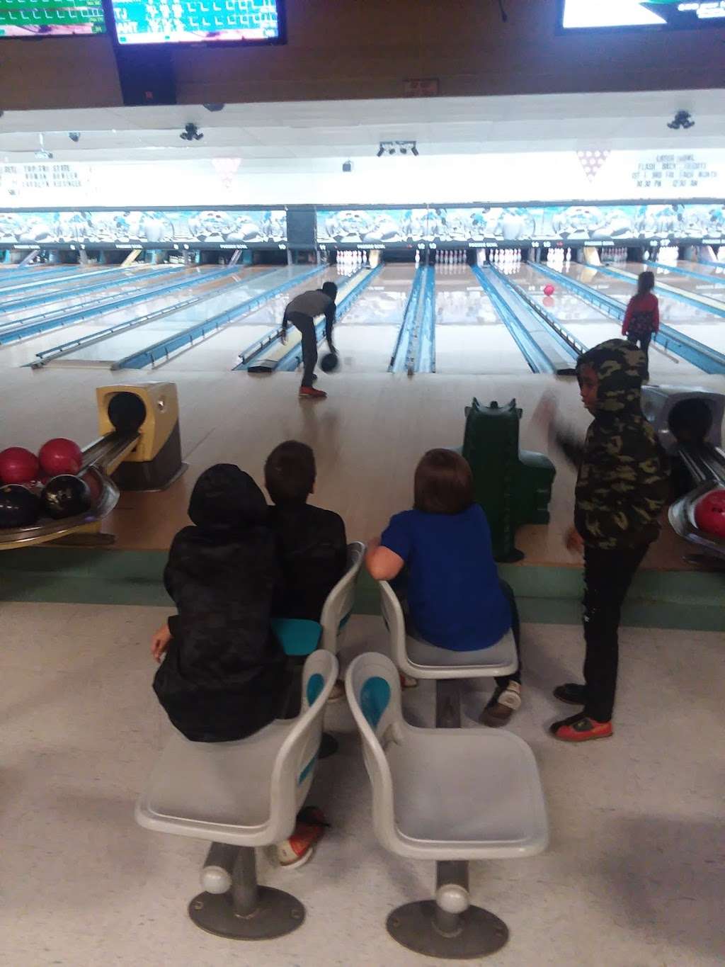 Pikeside Bowl | 3485 Winchester Ave, Martinsburg, WV 25405, USA | Phone: (304) 267-2042