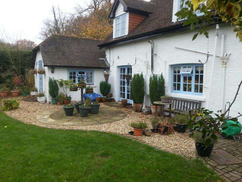 Latchetts Cottage | Horley RH6 0ET, UK | Phone: 01293 862831