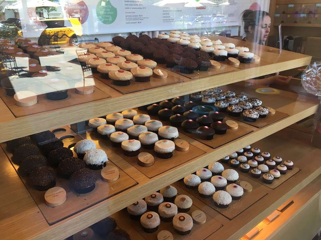 Sprinkles Cupcakes and Ice Cream | 180 Promenade Way Suite G, Westlake Village, CA 91362, USA | Phone: (805) 370-5306